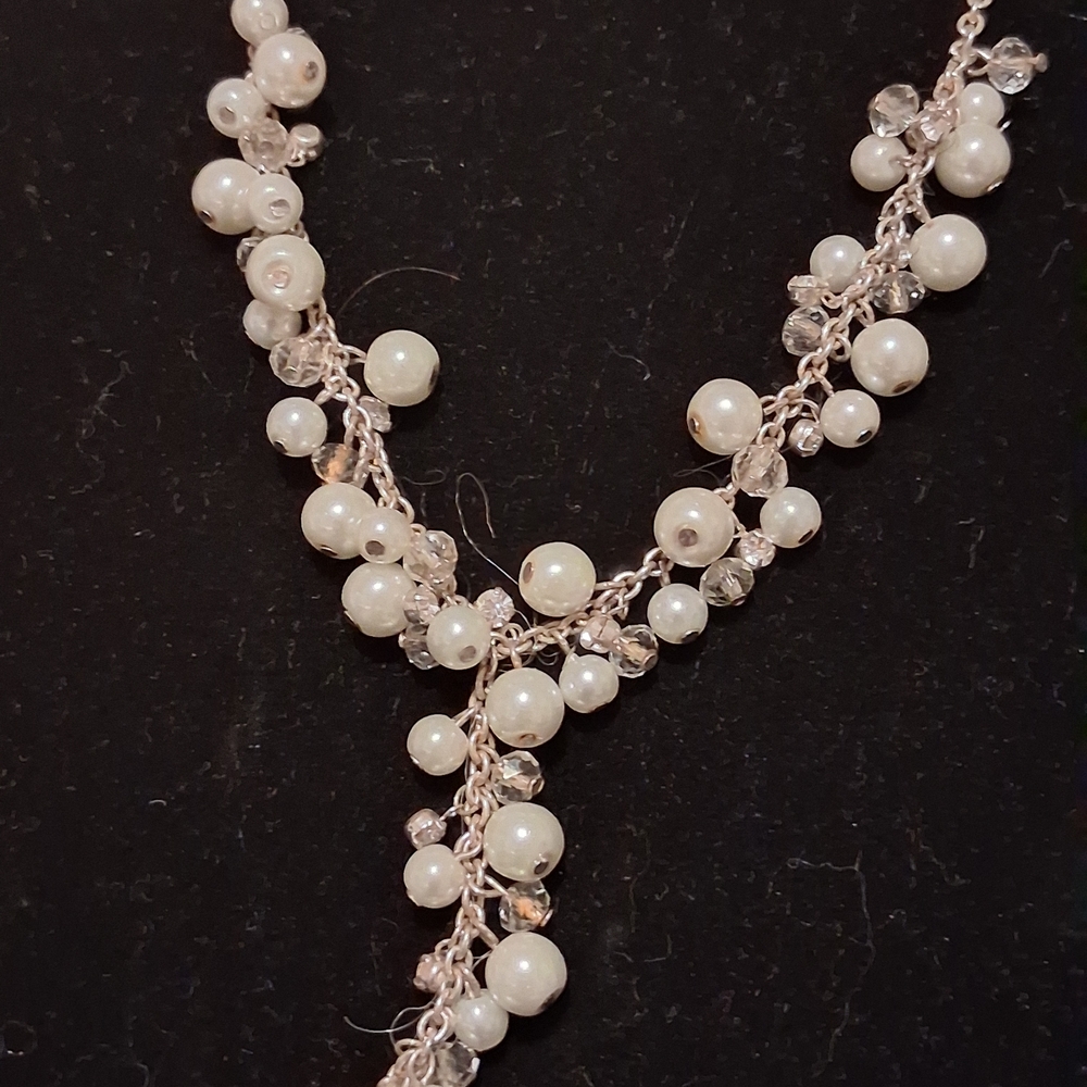 Elegant Pearl and Crystal Necklace